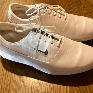 Nike White Athletic Shoes Classic Low-Top Design
760